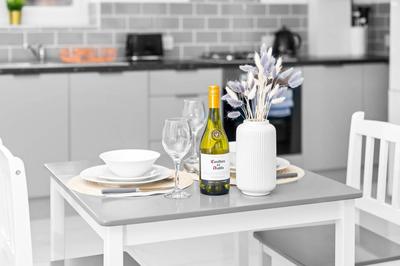 Stylish Apartment - Netflix - Fast WiFi - Parking - Top Rated 4MH