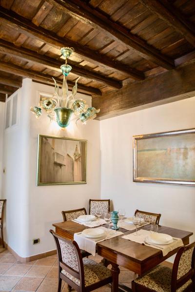 Trevi fountain apartment