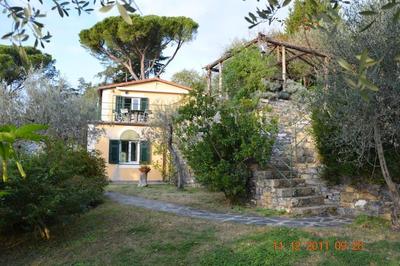 Casetta con giardino e depandance