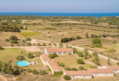 Lofts with private outdoor area and swimming-pool in Badesi