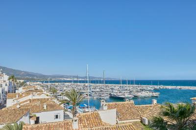 Puerto Banus, Benabola