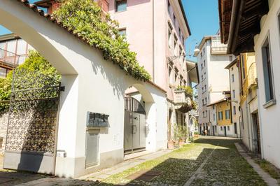 In pieno CENTRO storico con PARCHEGGIO gratuito incluso.