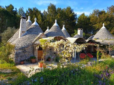 Trullo nel bosco, lungo il sentiero escursionistico ciclabile dell'acquedotto pugliese
