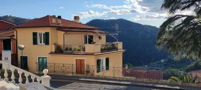 Camera tra le Cinque Terre, Camogli e Portofino. Vista valle e scorcio mare all'orizzonte