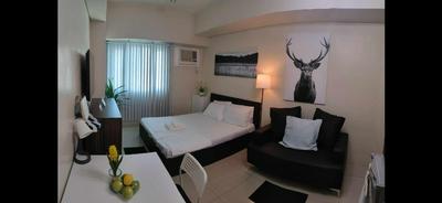 Condo in Makati studio type fast wifi Netflix