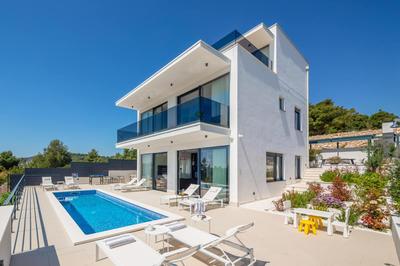 Luxury Villa Aurora by the sea