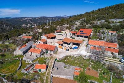 Private Cottage in olive grove with heated Pool