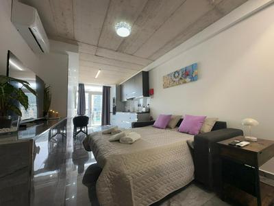 Seafront, lovely modern studio.