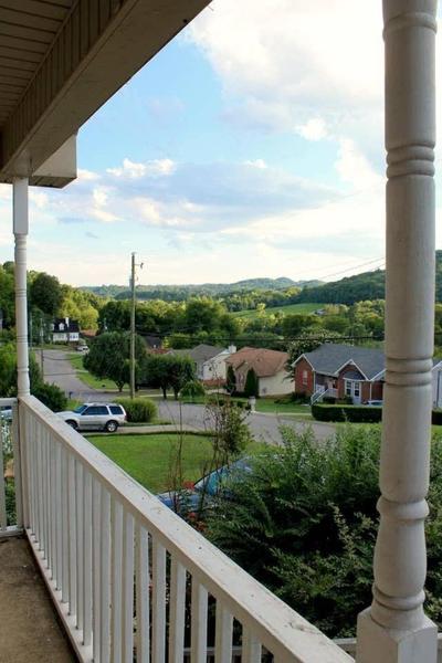 20 mins to Nashville, fenced yard included