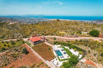 Villa Recluso-3 bd luxury country villa, huge heated pool with hydromassage, individual bbq & large yard, mountain view