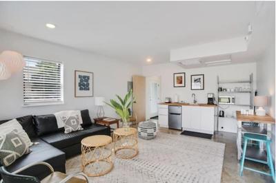 River Breeze Quiet & Modern Black Pearl Apartment