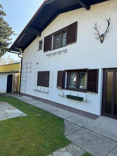2 Bedrooms, 2 Baths House with a Living Room an Upstairs Reception rea