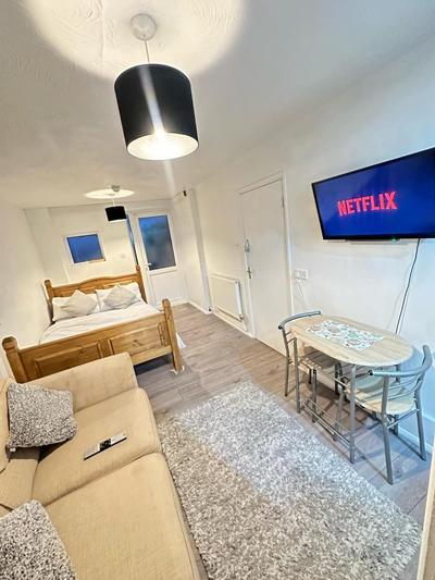 Stevenage Studios - Master Suite