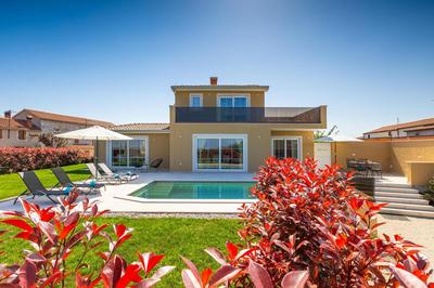 Beautiful Villa Onit with outdoor pool in Vizinada