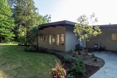 Modernist Lakefront Sojourn