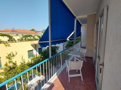 Large accomodation near the sea with parking