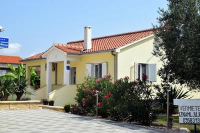 Modernes Ferienhaus in Dobropoljana mit Terrasse, Garten und Grill