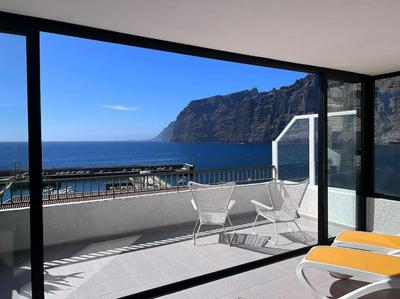Stunning cliffs and ocean view in Los Gigantes