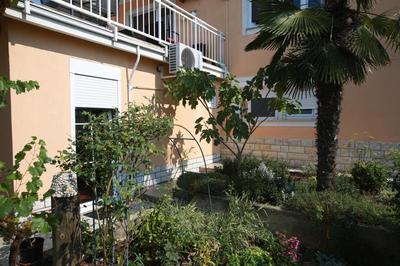Apartment with a garden view