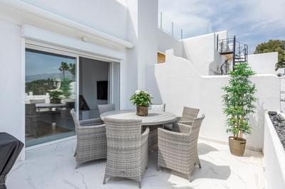 Azahara 2, Contemporary Scandinavian style open plan apartment with 2 terraces