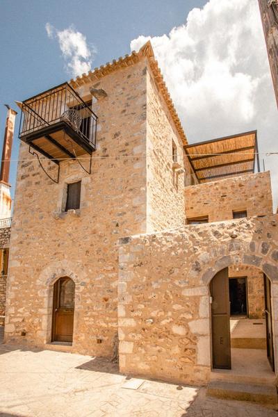 Hawk Tower Apartment - Pyrgos Towers Complex