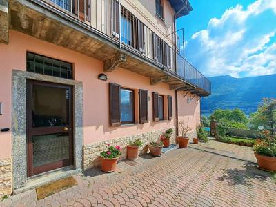Le Rose Sul Lago