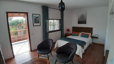 Habitación con balcón y baños privados.