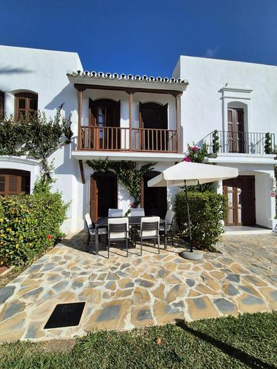 Estepona - Playa - Villa con amplia terraza abierta a la piscina EL12