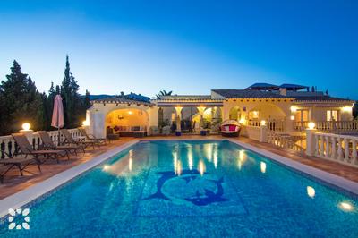 Villa Airlie by Abahana Villas
