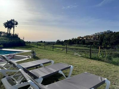 Luxueuze villa met verwarmd zwembad en zeezicht