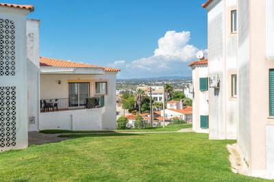 BnB Homes Large fully equipped Apartment with 2 bedrooms, swimming pool & patio
