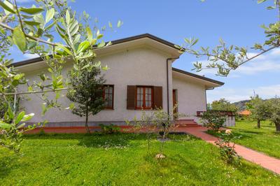 Villino Di Corsanico With View - Happy Rentals