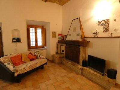 SCAPPO IN UMBRIA, nel vicolo