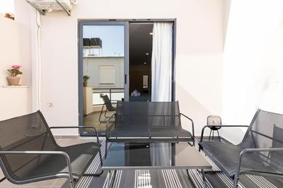 Maricool Minimal Spacious Downtown Loft