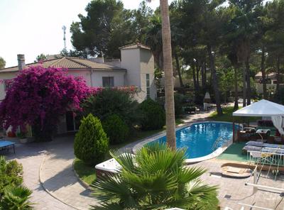 11 bedrooms, 5 bathrooms, Full AC, Jacuzzi, large pool, BBQ, pingpong