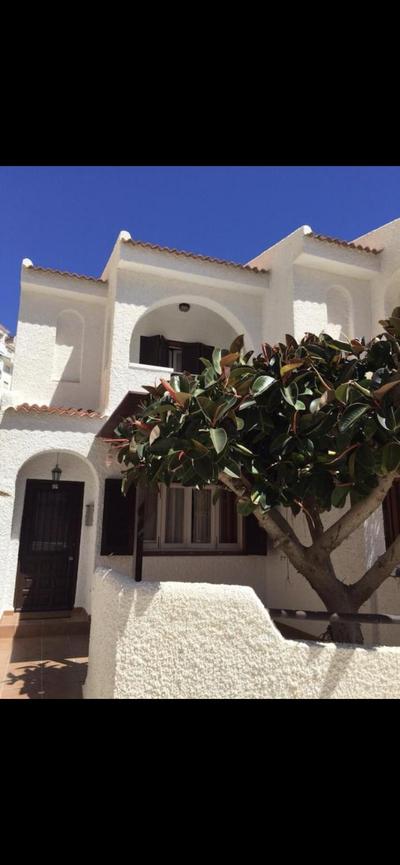 Chalet pareado frente al mar