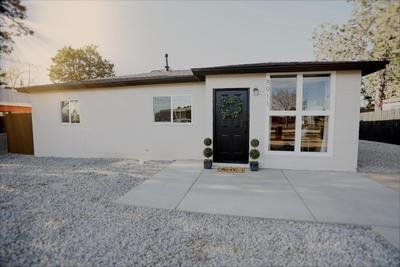 The White House, A Unique ABQ Stay in Central Location near Uptown