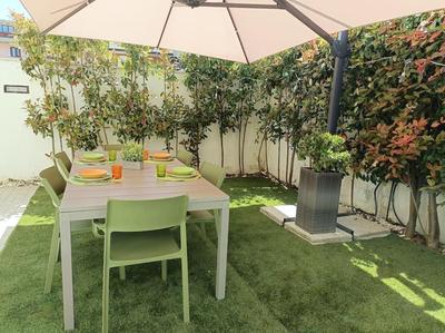 Appartamento fronte mare con giardino