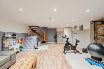 Spacious, central 3 room flat with gym & play area