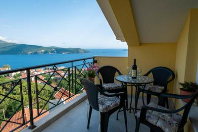 Lovely 2-bedroom apartment with stunning sea view