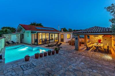 Villa Vrcevan Modernes Haus mit Pool