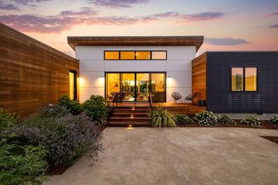 Year-Round Heated Pool - Hot Tub - Fire Pit - Lawn