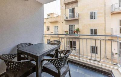 Spacious 3BD Family Apartment with Terrace - by HostMT