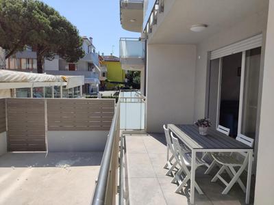 Modern flat with swimming pool by the beach