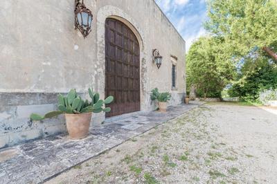 Elegant farmhouse with swimming pool by Beahost