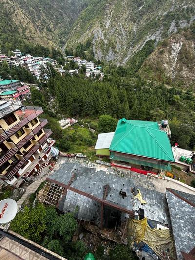 Vella Marina Pine view -Free Parking-cricket stadium 5 km-Mcleodganj 8 km- Bhagsunag 9