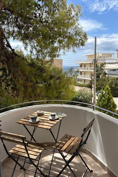 Sunny Modern Beach Retreat Steps from the Shore