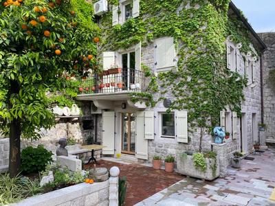 Olea Apartments in a Historic 17th Century Palace Perast