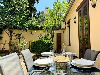 Casa junto a la Alhambra con vistas y jardín privado