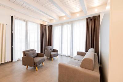 GuestHost - Central and Modern Studio with Terrace!